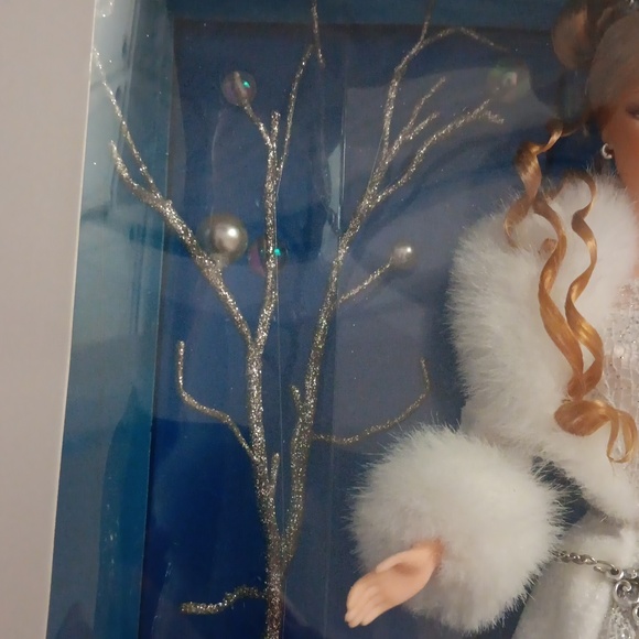 Holiday Visions Barbie - Picture 5 of 6